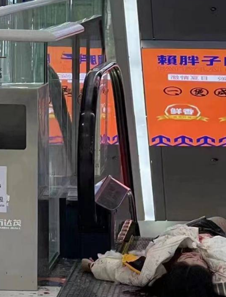突发！南宁万达茂广场 男子连刀女子十多下 秒变情人劫