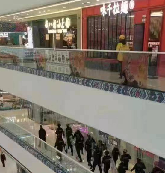 突发！南宁万达茂广场 男子连刀女子十多下 秒变情人劫