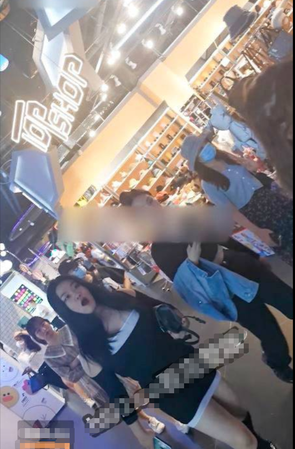 成都色魔，尾随少女，出地铁电梯口后，少女