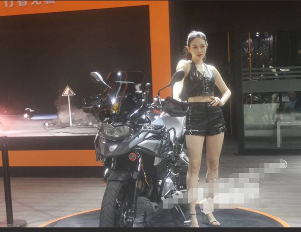 北京国际摩托车展览会上的机车少女！