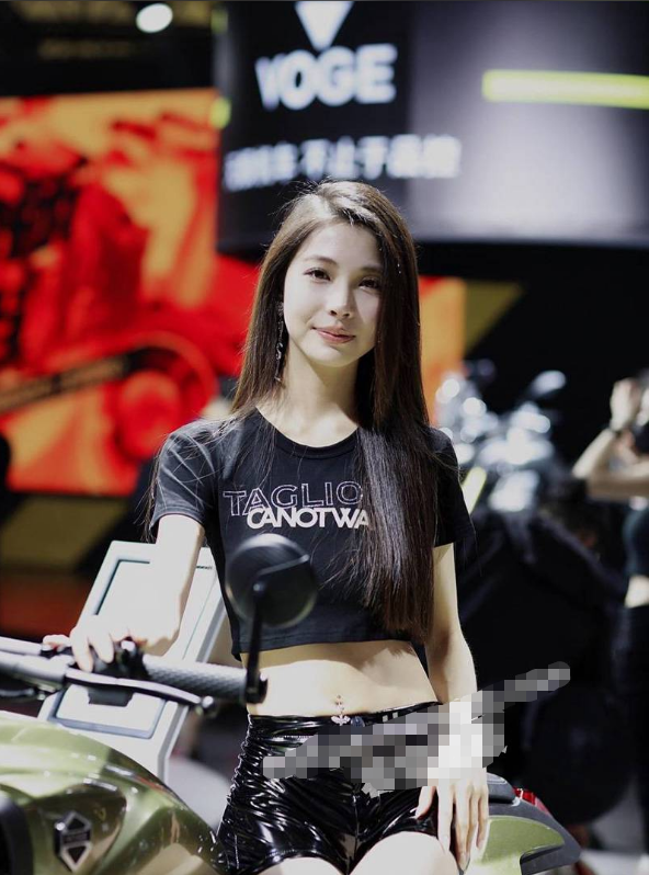北京国际摩托车展览会上的机车少女！