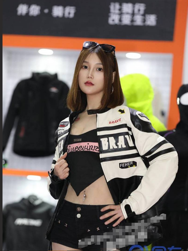 北京国际摩托车展览会上的机车少女！