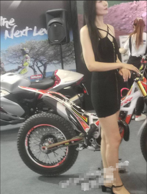 北京国际摩托车展览会上的机车少女！