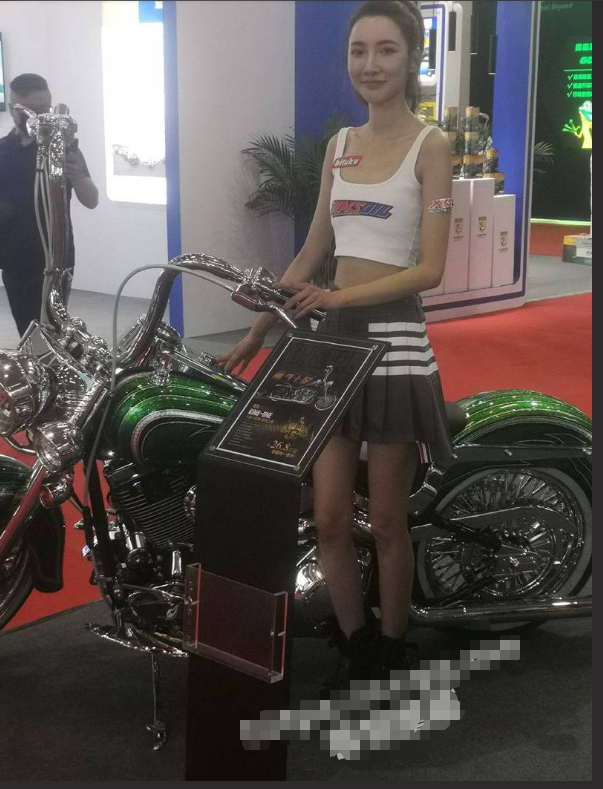 北京国际摩托车展览会上的机车少女！