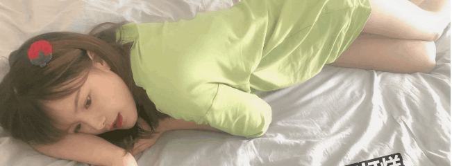 笑容清纯甜美的绿衣小美女