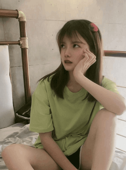 笑容清纯甜美的绿衣小美女