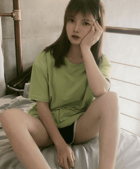 笑容清纯甜美的绿衣小美女