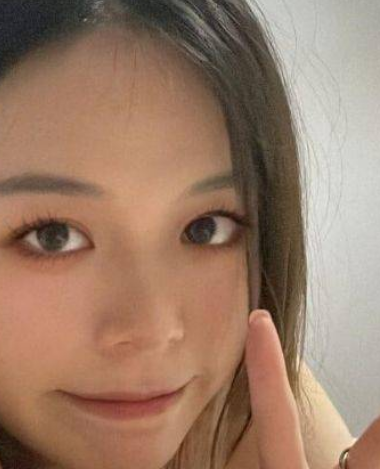高颜值清纯大学生 白嫩皮肤大眼萌妹