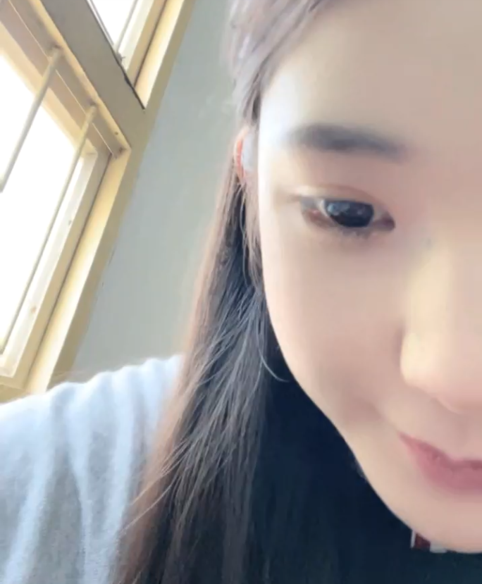 大二女学生上课期间直播