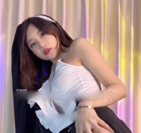 秀人网『绮里嘉』四部曲！修女之欲觉醒 — 新娘迷乱单身夜 — 香艳嫩模泡澡 — 超级英雄紧身衣