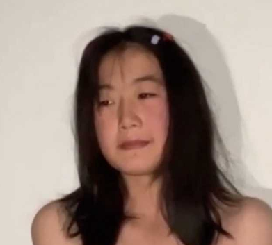 菏泽校园霸凌事件！学生妹被女同学衣服 还叫来男同学参观 并强迫下跪！