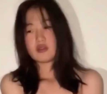 菏泽校园霸凌事件！学生妹被女同学衣服 还叫来男同学参观 并强迫下跪！