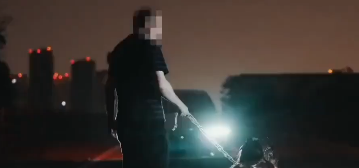 湖南岳阳高速事件 女子跪地脱光带1链拍摄 SM 视频！路人狂追几里协助交警拦截 独家 SM 视频曝光！