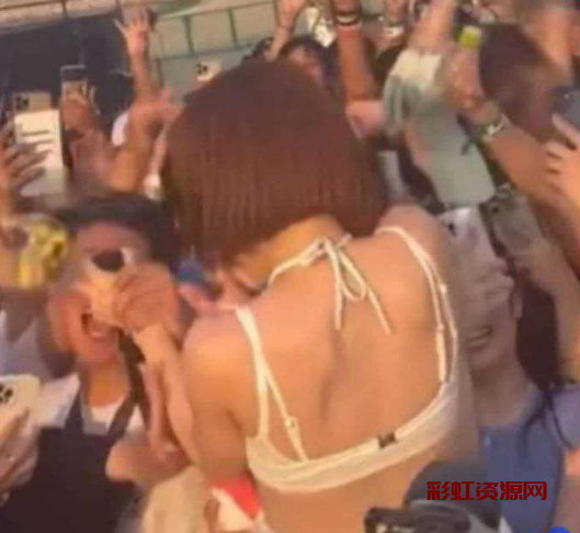 韩国女神【DJ Soda】又出事了！近日在岛国演出时 惨被多名男粉丝公然袭胸性1扰 事后几乎崩溃！
