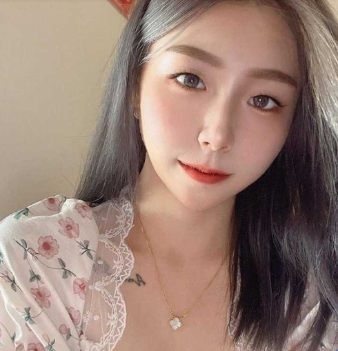 “牙套妹 奈何美色” 又一个纹身肩花妹子被套路 网络面试