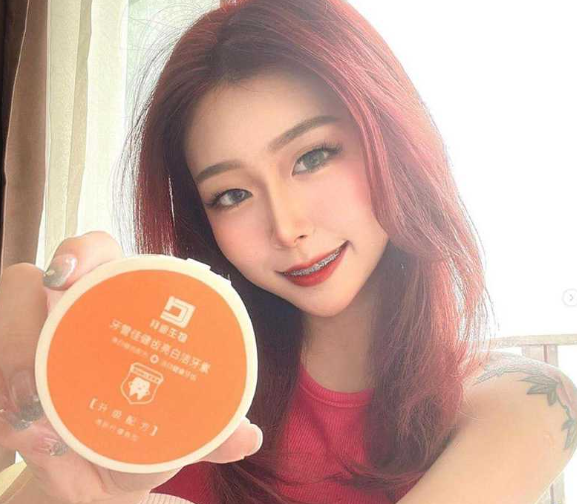 “牙套妹 奈何美色” 又一个纹身肩花妹子被套路 网络面试