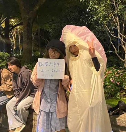 上海万圣节活动 女子疑因低俗cos被警方带离！现场高清无码视图曝光！