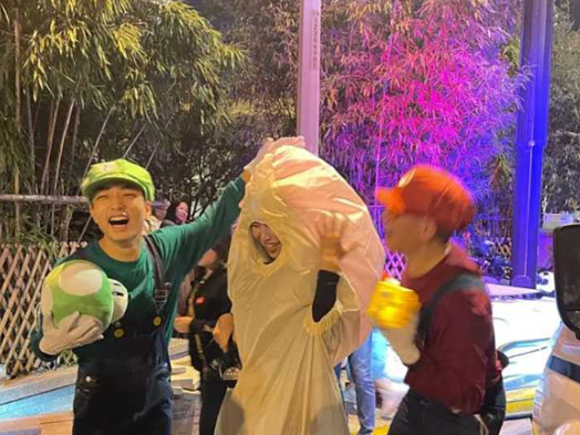 上海万圣节活动 女子疑因低俗cos被警方带离！现场高清无码视图曝光！