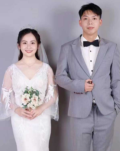 广东顺德 渣男 叶家乐脚踏三只船 骗钱骗人骗感情 女生拉着横幅来曝光 小姐姐们小心啦