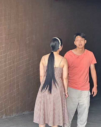 广东顺德 渣男 叶家乐脚踏三只船 骗钱骗人骗感情 女生拉着横幅来曝光 小姐姐们小心啦