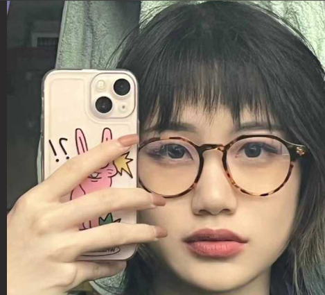 柳州仙桃职业技术学院短发眼镜妹 艾楚楚 表面乖乖女