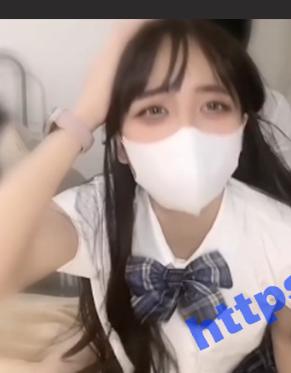 妹妹上学压力大 找个方式放松放松 作业还没做完就忍不住