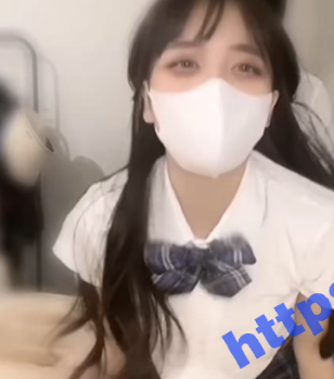 妹妹上学压力大 找个方式放松放松 作业还没做完就忍不住