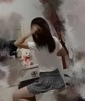 大神独爱我妹 为证真实把身份证都照出来 趁妹妹写作业时 偷偷从后面