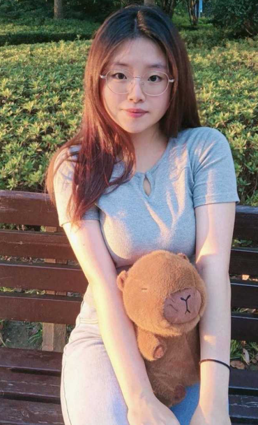 瓜友分享约的眼镜学生妹！在她们学校1场上的小隔间