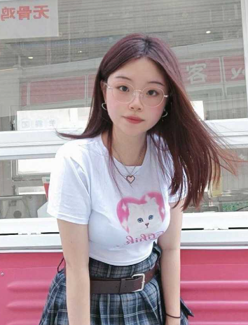 瓜友分享约的眼镜学生妹！在她们学校1场上的小隔间