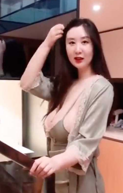 微电影剧情 寄宿妈妈的年轻女闺蜜家 丽姐却趁我睡着跟我发生了