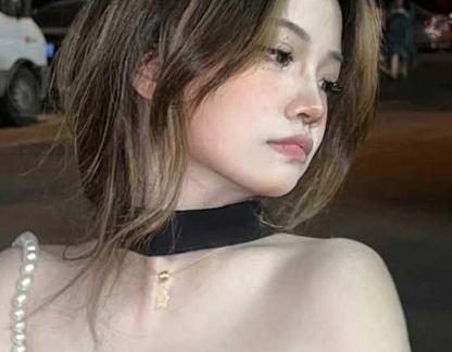 把豪1大三学妹约到情趣酒店联络感情 先奖励她