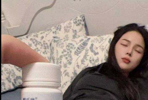 卖药哥为了卖药用美女实体测试彰显药的效果！亲自上阵却惨遭谴责～