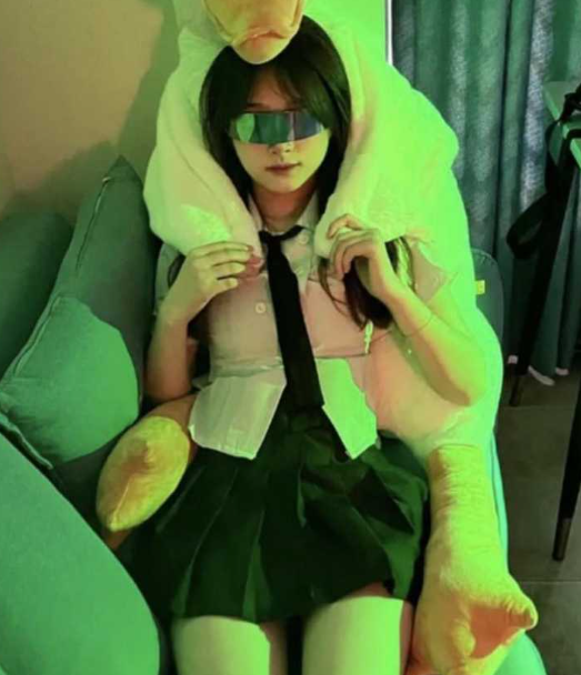 大神父女！女儿穿着白色连衣裙搭配黑丝长袜显得格外可爱 我激动的掀开