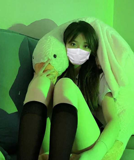 大神父女！女儿穿着白色连衣裙搭配黑丝长袜显得格外可爱 我激动的掀开