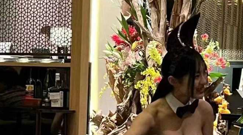 女仆庄园K歌喝酒 入场费就高达800 兄弟们值吗？