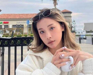 青岛极品身材反差妹 孟璐尧 对着镜子