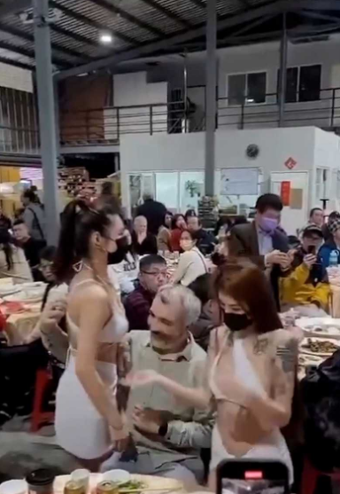 台湾蔡老板派两名台妹招待英国保守党
