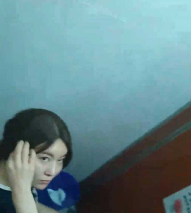 厕拍发出声响被美女发现 被吓得音容失色
