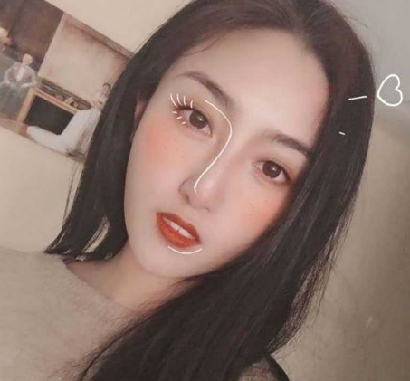 8000的女大学生