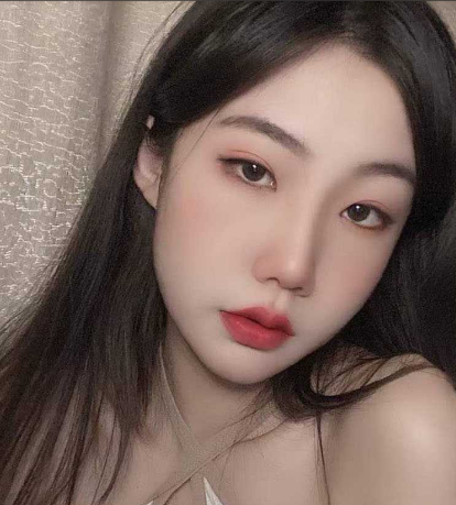 八月未央 紧身白色T恤超短裤白袜