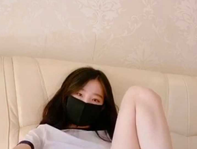 八月未央 紧身白色T恤超短裤白袜