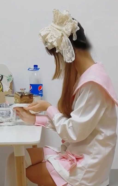 反差美少女 粉粉小厨娘做饭时被抱腰