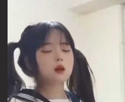 清纯萝莉考试作弊 因认错态度良好被老师奖励