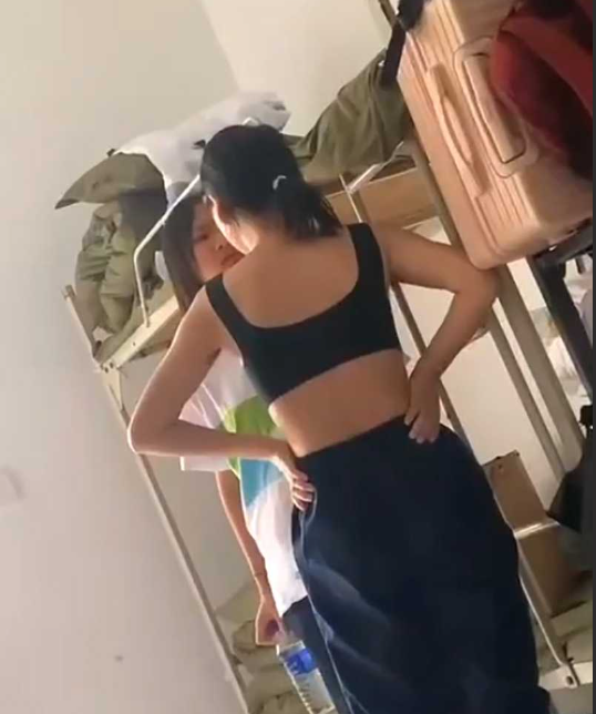 职高技校两女孩打架 竟然身后还有个拉偏架的 黑衣女孩倒地一刻 还是露了胸