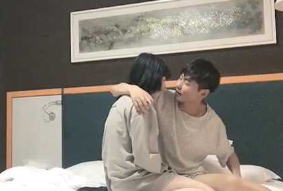 良家学生妹没课便开房