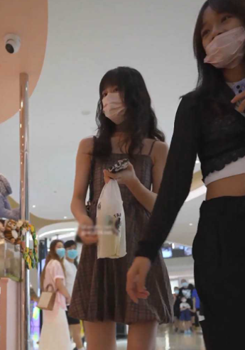 带裙美女 逛街柜台灯照亮