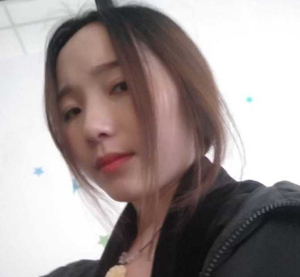 瓜友投稿高中女同学！现在乌鲁木齐做化妆品导购员 同学聚会的时候喝多了
