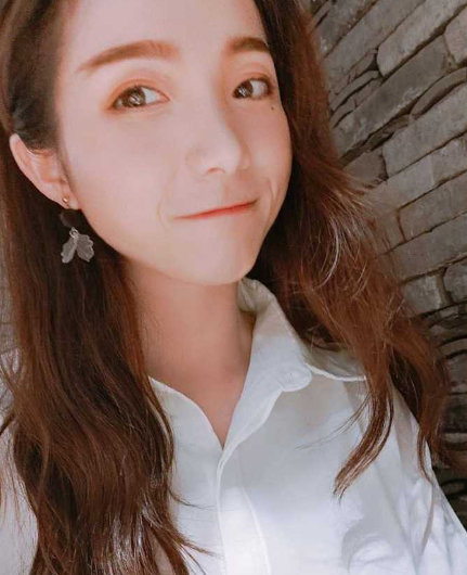 瓜友投稿高中女同学！现在乌鲁木齐做化妆品导购员 同学聚会的时候喝多了