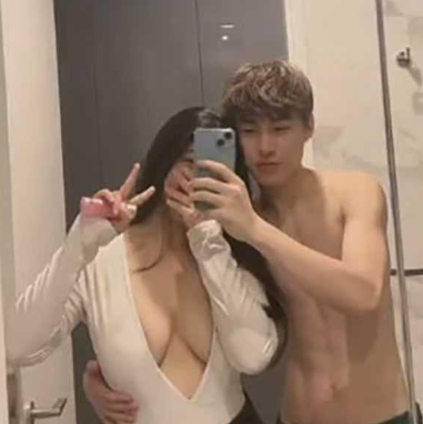 小11酒吧勾搭熟女陪酒员 几杯小酒下肚直接带走